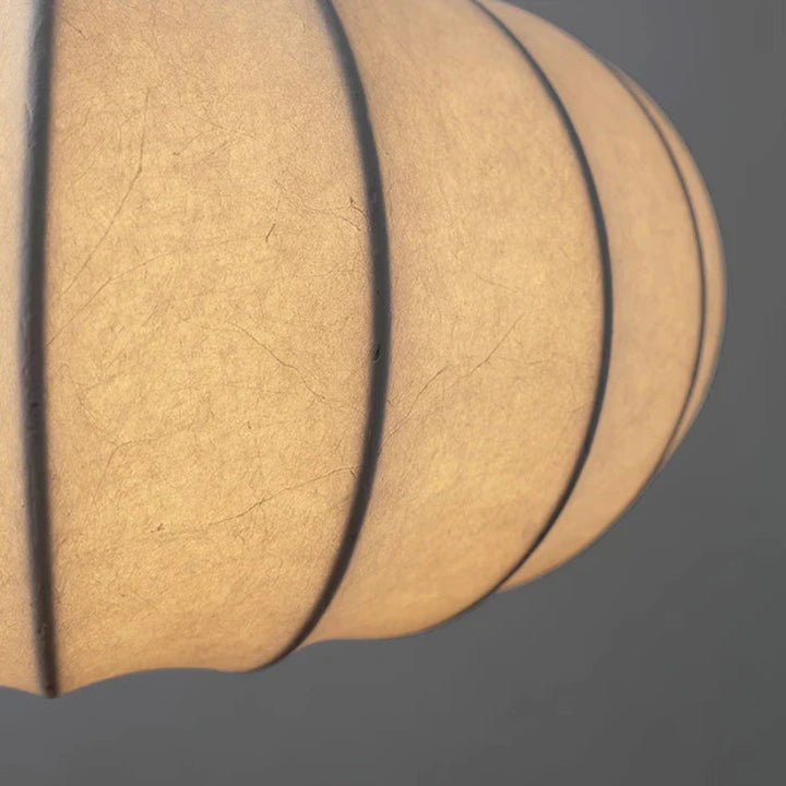 Lampa wisząca LED z segmentowanym panelem materiałowym i owalnym kloszem typu kokon