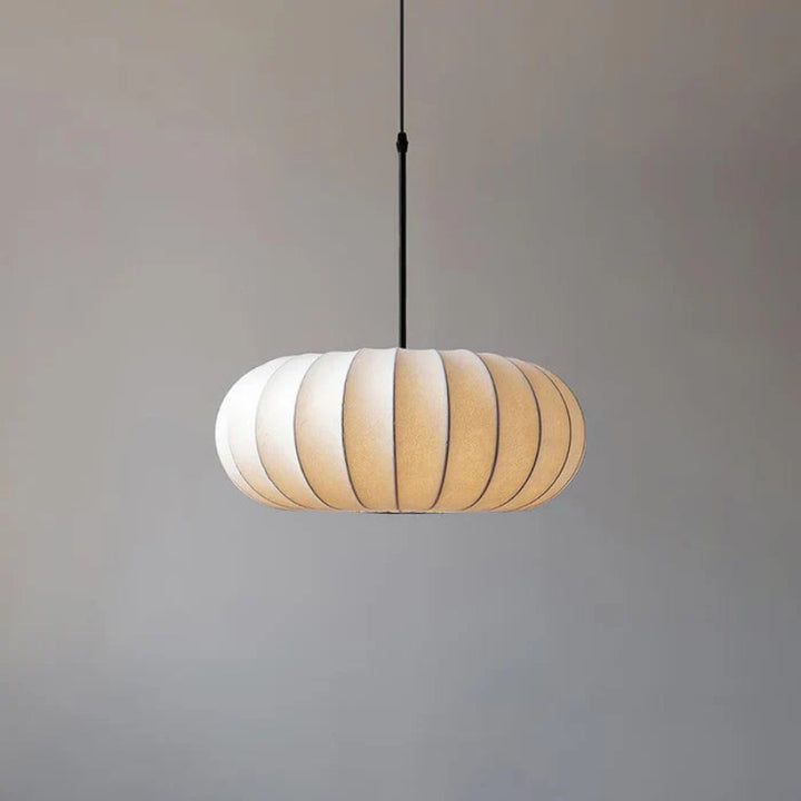 Lampa wisząca LED z segmentowanym panelem materiałowym i owalnym kloszem typu kokon