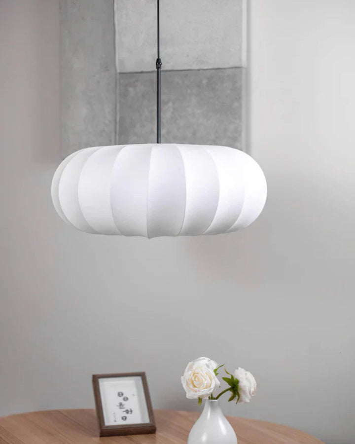 Lampa wisząca LED z segmentowanym panelem materiałowym i owalnym kloszem typu kokon
