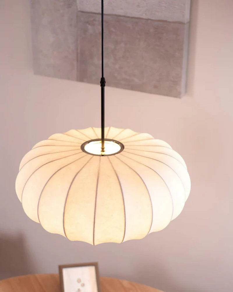 Lampa wisząca LED z segmentowanym panelem materiałowym i owalnym kloszem typu kokon