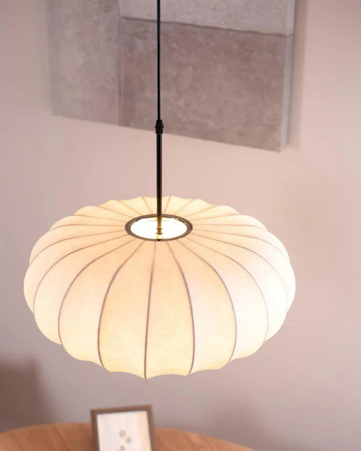 Lampa wisząca LED z segmentowanym panelem materiałowym i owalnym kloszem typu kokon