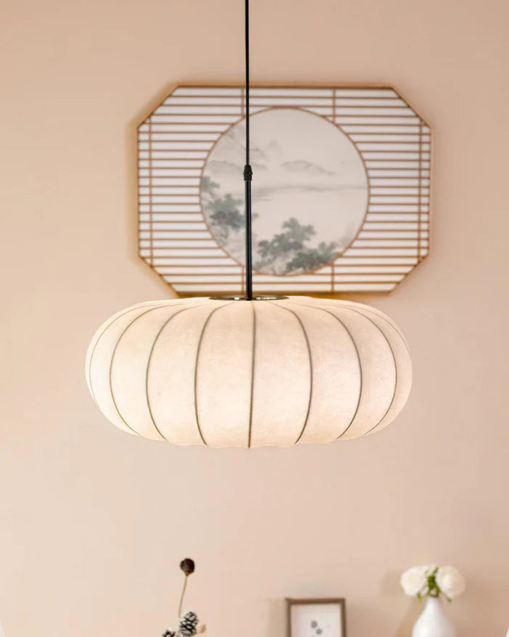 Lampa wisząca LED z segmentowanym panelem materiałowym i owalnym kloszem typu kokon