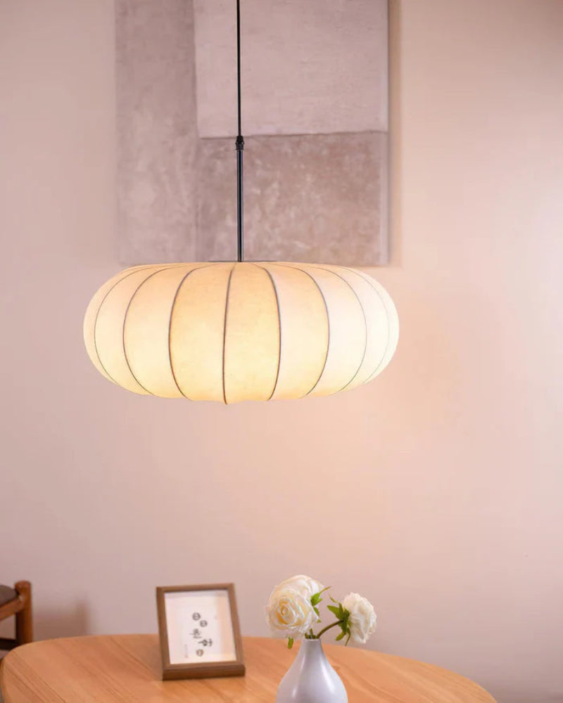 Lampa wisząca LED z segmentowanym panelem materiałowym i owalnym kloszem typu kokon