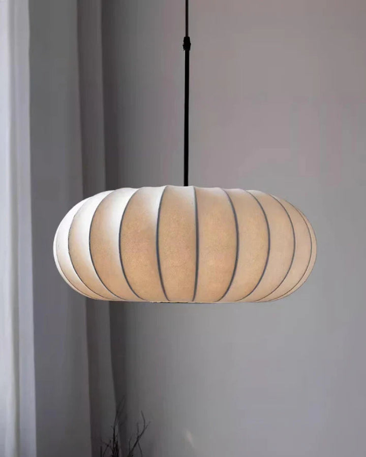 Lampa wisząca LED z segmentowanym panelem materiałowym i owalnym kloszem typu kokon