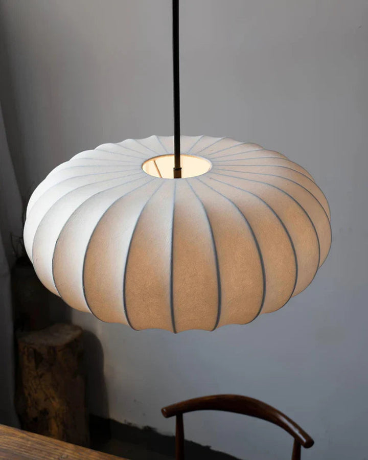 Lampa wisząca LED z segmentowanym panelem materiałowym i owalnym kloszem typu kokon
