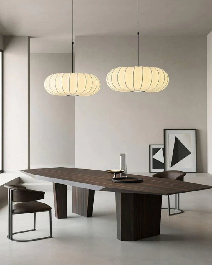 Lampa wisząca LED z segmentowanym panelem materiałowym i owalnym kloszem typu kokon
