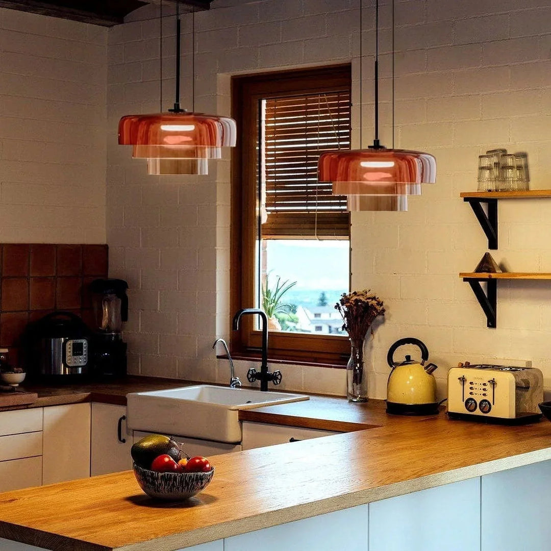 Lampa wisząca LED z szerokim płytkim szklanym kloszem i centralnym dyfuzorem LED