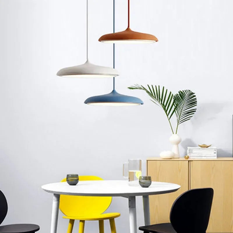 Lampa wisząca LED z ultra płaskim kloszem w kształcie dysku i stożkowym punktem zawieszenia
