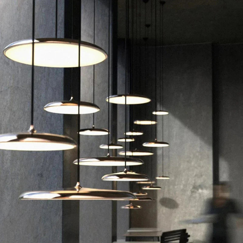 Lampa wisząca LED z ultra płaskim kloszem w kształcie dysku i stożkowym punktem zawieszenia