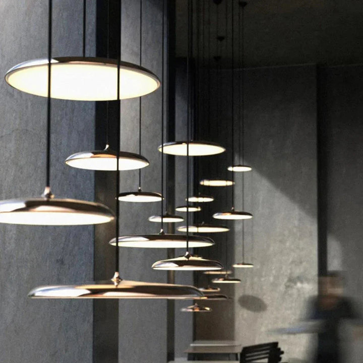 Lampa wisząca LED z ultra płaskim kloszem w kształcie dysku i stożkowym punktem zawieszenia