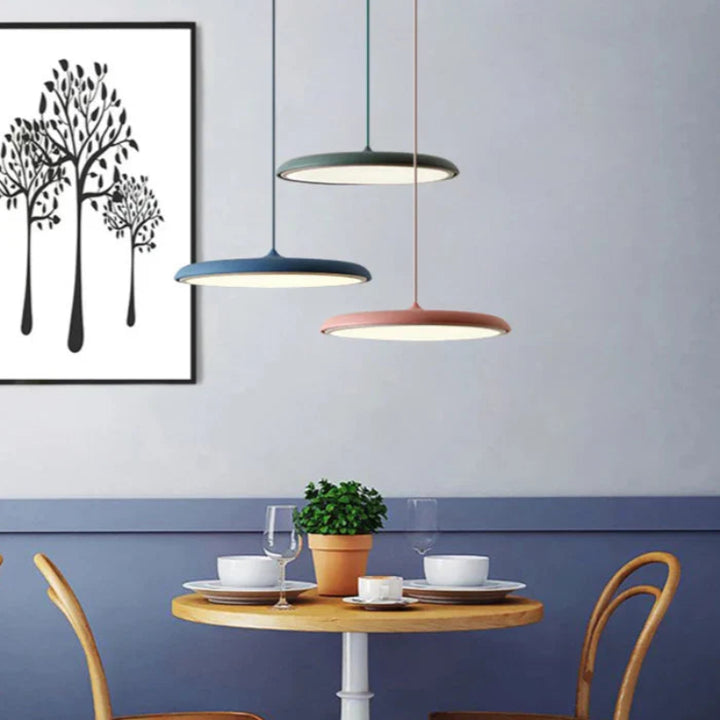 Lampa wisząca LED z ultra płaskim kloszem w kształcie dysku i stożkowym punktem zawieszenia