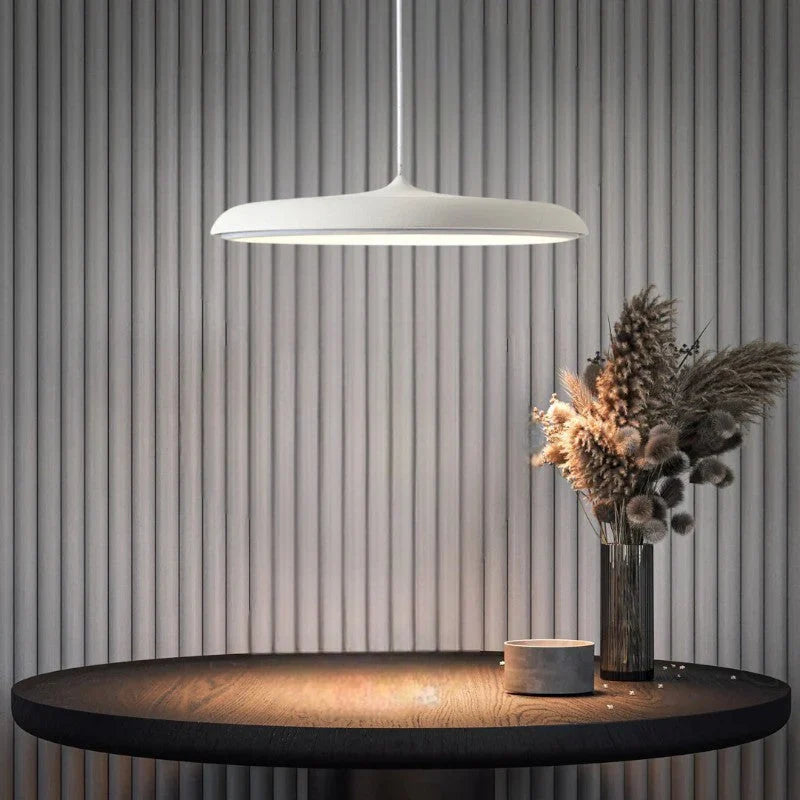 Lampa wisząca LED z ultra płaskim kloszem w kształcie dysku i stożkowym punktem zawieszenia