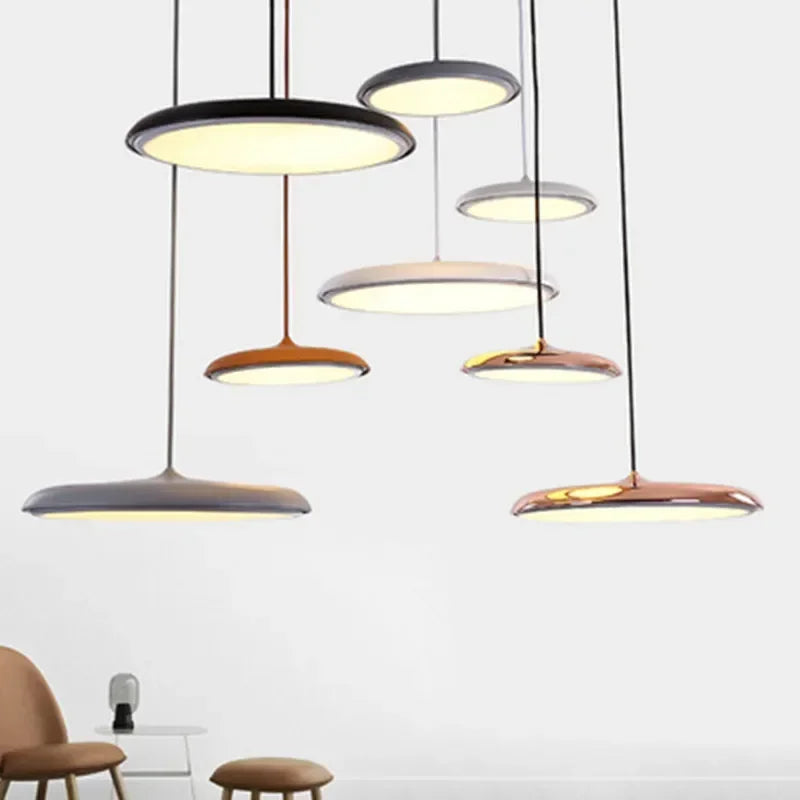 Lampa wisząca LED z ultra płaskim kloszem w kształcie dysku i stożkowym punktem zawieszenia
