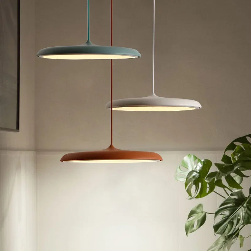 Lampa wisząca LED z ultra płaskim kloszem w kształcie dysku i stożkowym punktem zawieszenia
