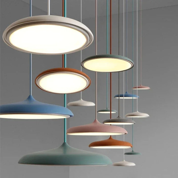 Lampa wisząca LED z ultra płaskim kloszem w kształcie dysku i stożkowym punktem zawieszenia