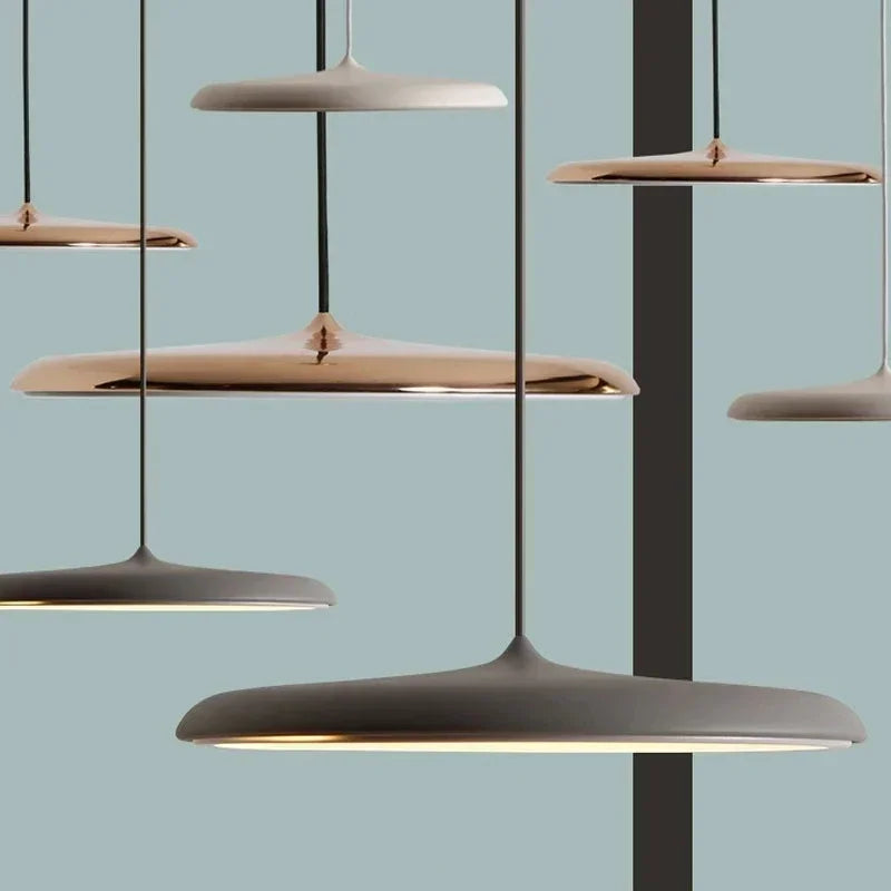 Lampa wisząca LED z ultra płaskim kloszem w kształcie dysku i stożkowym punktem zawieszenia
