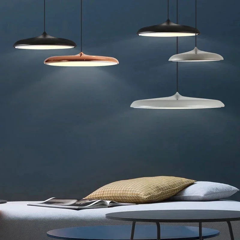Lampa wisząca LED z ultra płaskim kloszem w kształcie dysku i stożkowym punktem zawieszenia