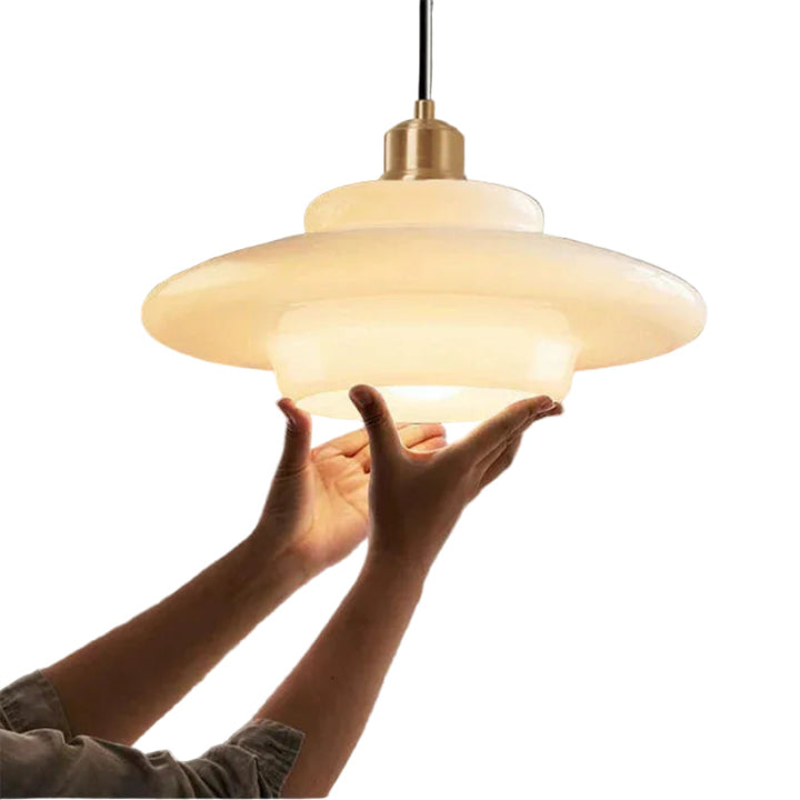 Lampa wisząca LED z wielowarstwowym kloszem z opalowego szkła i mosiężną oprawą