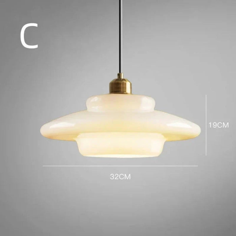 Lampa wisząca LED z wielowarstwowym kloszem z opalowego szkła i mosiężną oprawą
