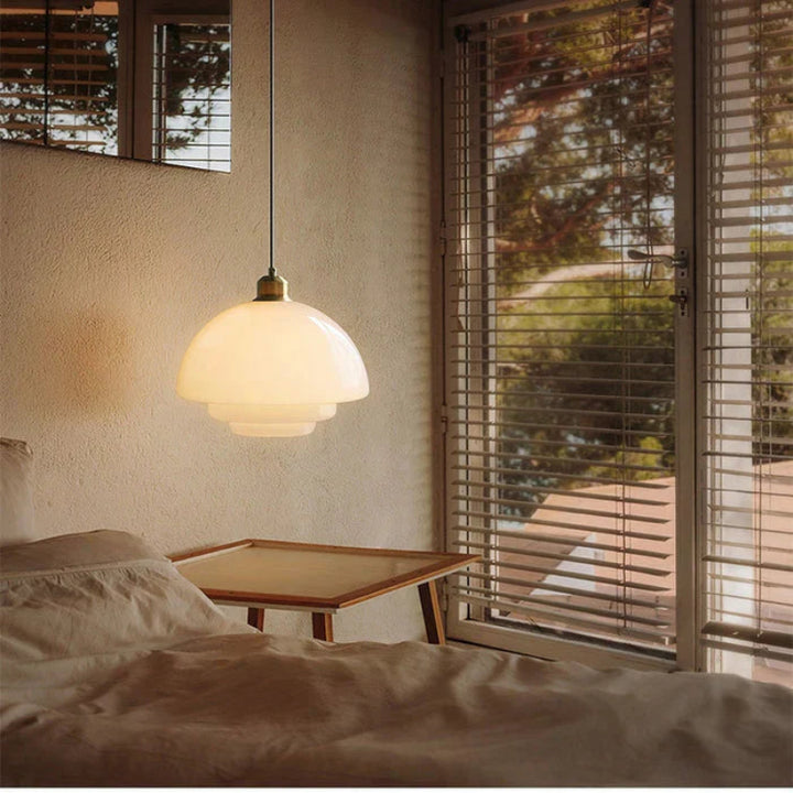 Lampa wisząca LED z wielowarstwowym kloszem z opalowego szkła i mosiężną oprawą