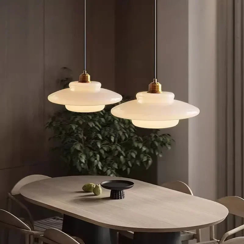 Lampa wisząca LED z wielowarstwowym kloszem z opalowego szkła i mosiężną oprawą