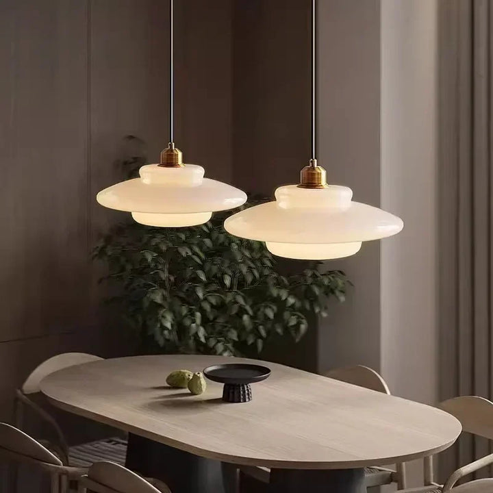 Lampa wisząca LED z wielowarstwowym kloszem z opalowego szkła i mosiężną oprawą