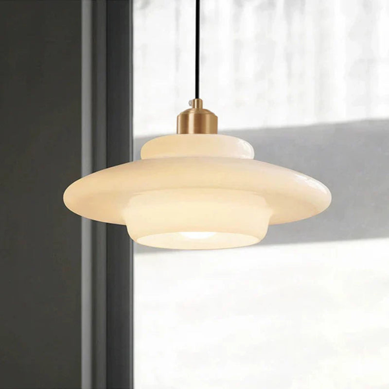 Lampa wisząca LED z wielowarstwowym kloszem z opalowego szkła i mosiężną oprawą