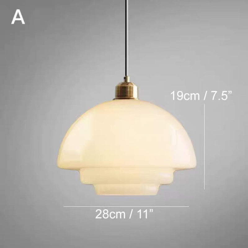 Lampa wisząca LED z wielowarstwowym kloszem z opalowego szkła i mosiężną oprawą