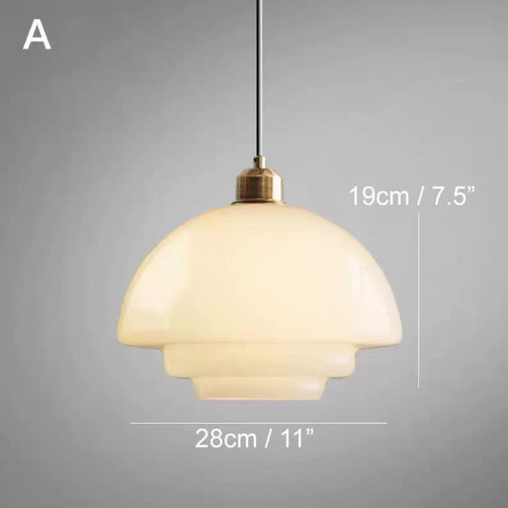 Lampa wisząca LED z wielowarstwowym kloszem z opalowego szkła i mosiężną oprawą