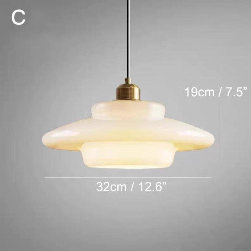 Lampa wisząca LED z wielowarstwowym kloszem z opalowego szkła i mosiężną oprawą