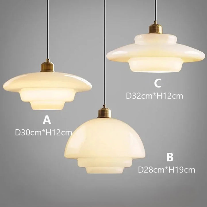 Lampa wisząca LED z wielowarstwowym kloszem z opalowego szkła i mosiężną oprawą
