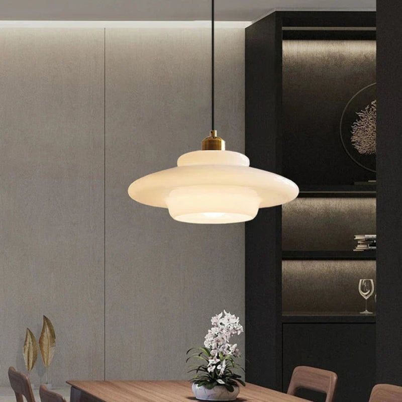 Lampa wisząca LED z wielowarstwowym kloszem z opalowego szkła i mosiężną oprawą