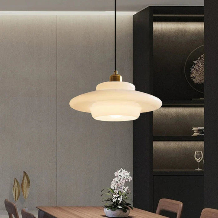 Lampa wisząca LED z wielowarstwowym kloszem z opalowego szkła i mosiężną oprawą
