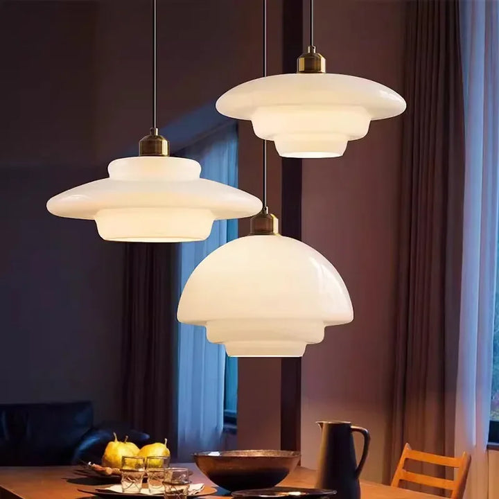 Lampa wisząca LED z wielowarstwowym kloszem z opalowego szkła i mosiężną oprawą