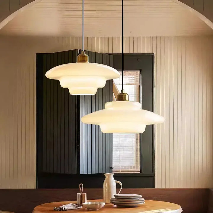 Lampa wisząca LED z wielowarstwowym kloszem z opalowego szkła i mosiężną oprawą