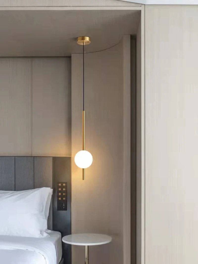Lampa wisząca LED ze szklaną kulą na złotym trzonie rurowym