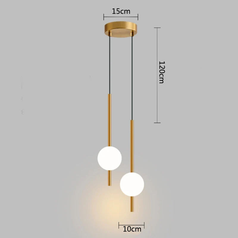 Lampa wisząca LED ze szklaną kulą na złotym trzonie rurowym