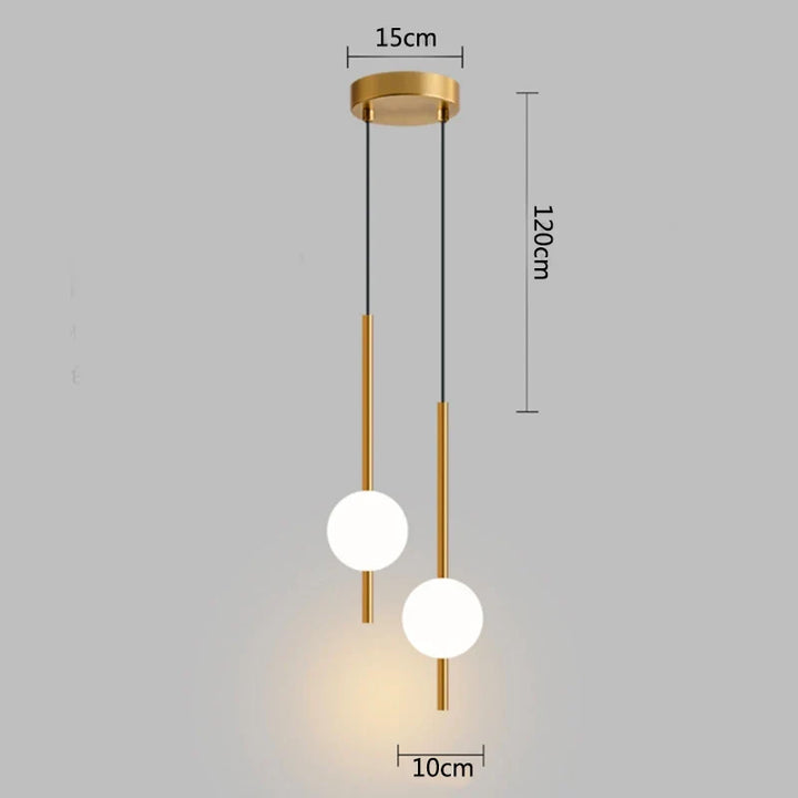 Lampa wisząca LED ze szklaną kulą na złotym trzonie rurowym
