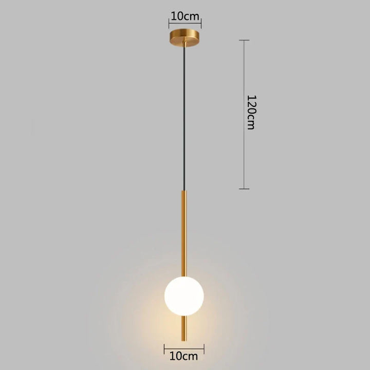 Lampa wisząca LED ze szklaną kulą na złotym trzonie rurowym