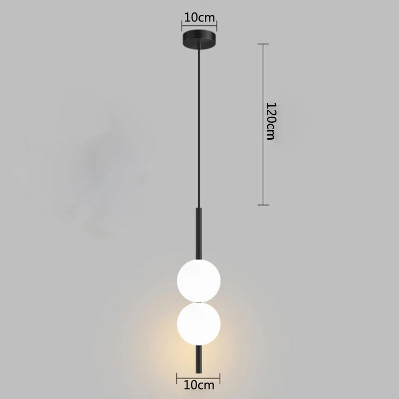 Lampa wisząca LED ze szklaną kulą na złotym trzonie rurowym