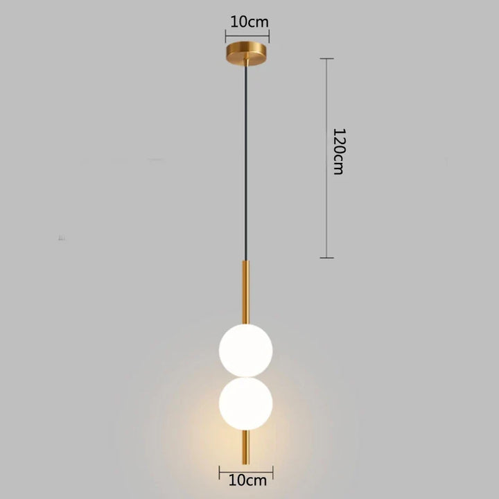 Lampa wisząca LED ze szklaną kulą na złotym trzonie rurowym