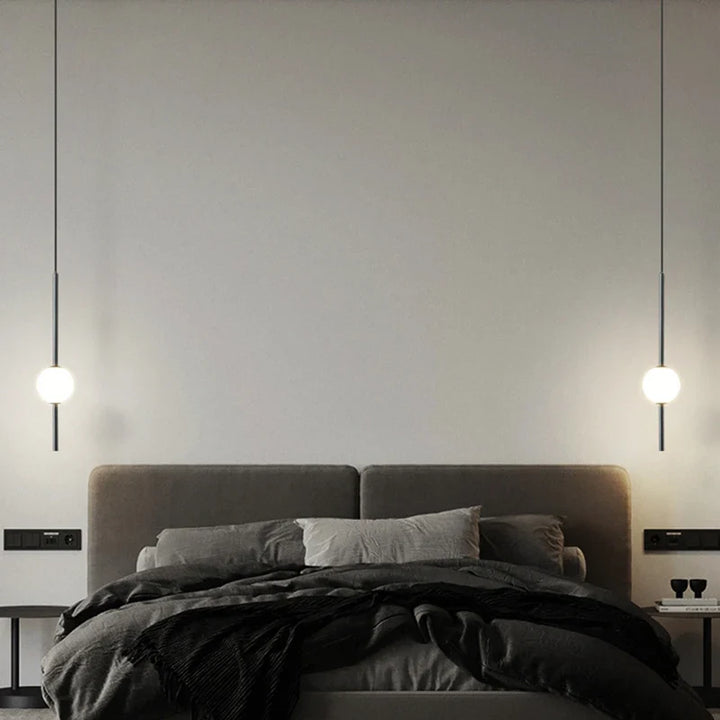 Lampa wisząca LED ze szklaną kulą na złotym trzonie rurowym