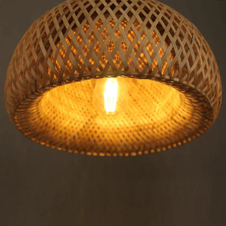 Lampa wisząca boho z bambusa z kloszem w kształcie kopuły ażurowym