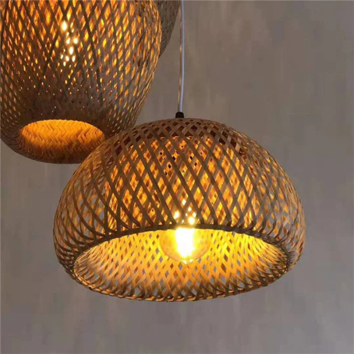 Lampa wisząca boho z bambusa z kloszem w kształcie kopuły ażurowym