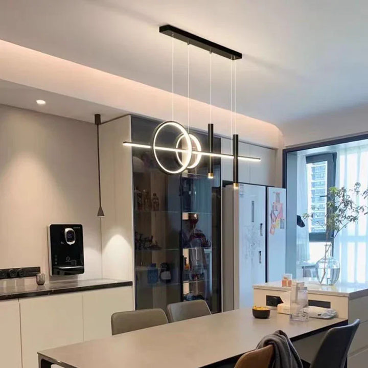 Lampa wisząca liniowa LED z poziomym paskiem przeplatanymi pierścieniami i cylindrycznymi reflektorkami