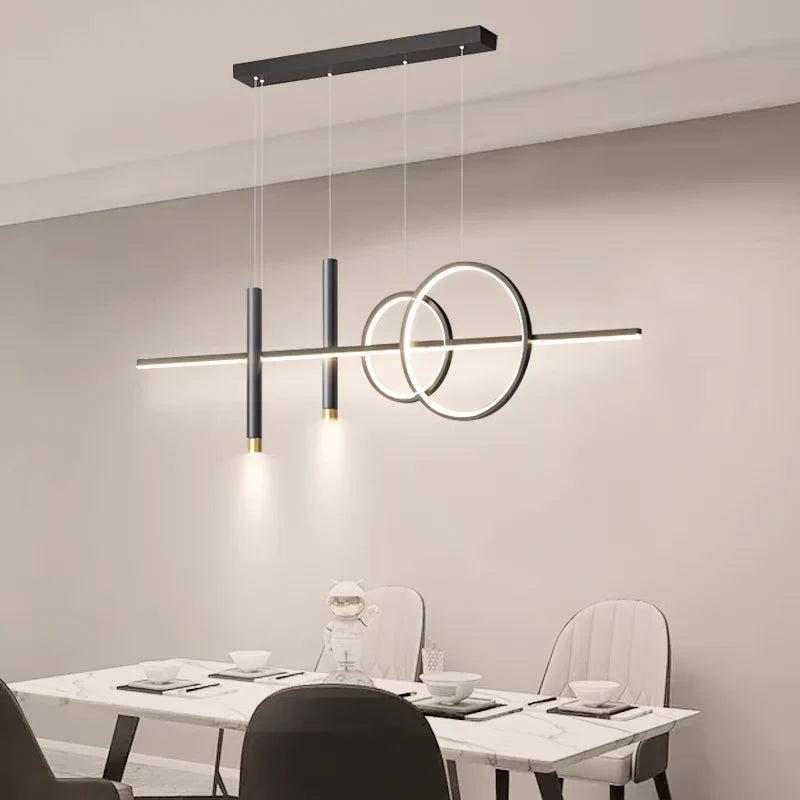 Lampa wisząca liniowa LED z poziomym paskiem przeplatanymi pierścieniami i cylindrycznymi reflektorkami
