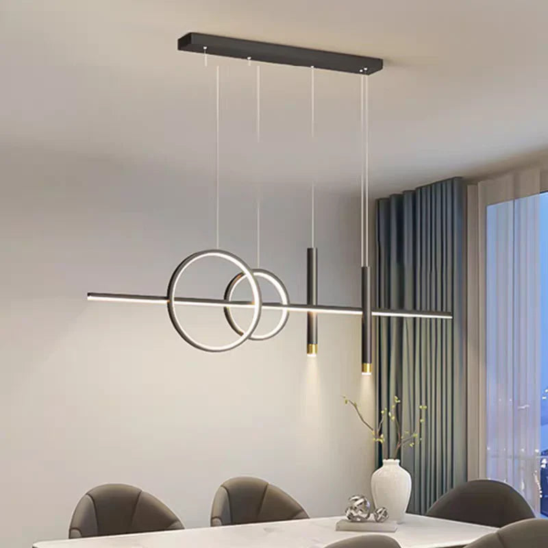 Lampa wisząca liniowa LED z poziomym paskiem przeplatanymi pierścieniami i cylindrycznymi reflektorkami