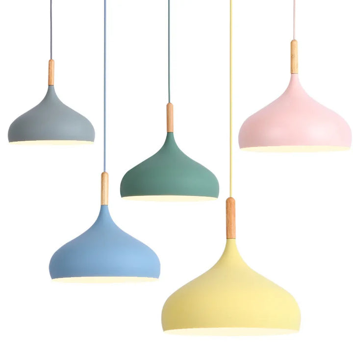 Lampa wisząca metalowy klosz w kształcie kropli z drewnem
