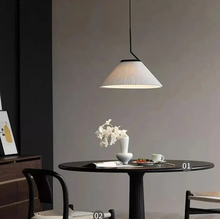 Lampa wisząca na pasku z plisowanymi kloszami