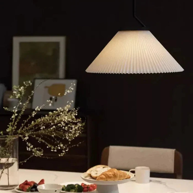 Lampa wisząca na pasku z plisowanymi kloszami